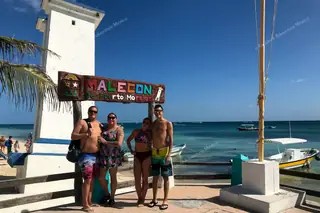 Group of people in
  front of Puerto Morelos lighthouse before snorkeling