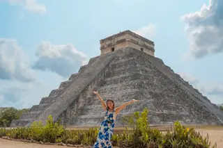 Lady posing in
front of Chichen Itza pyramid