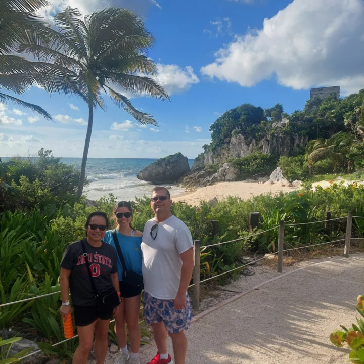A day in Tulum with Emil and his family exploring the ruins at their own pace with Caribbean views all around 🌴🌊 Thank you for choosing us!