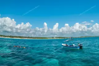 Snorkeling boat
  waiting for guests on snorkel Tulum Mexico tour